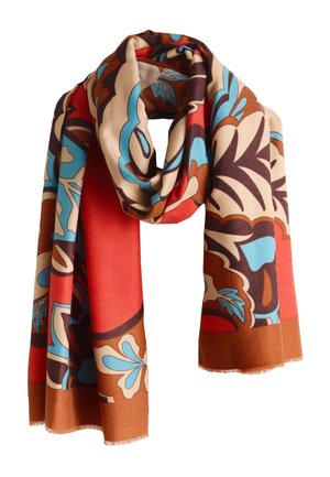 Mäkký látkový šál s výraznými kvetinovými a abstraktnými vzormi v červených, hnedých, béžových a modrých tónoch, voľne zabalený a zavesený.