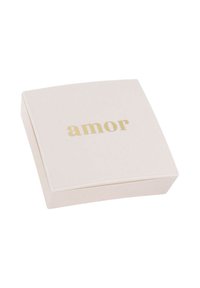 Piccolo scatola quadrata bianca con la scritta dorata "amor" centrata sul coperchio, posizionata su uno sfondo bianco uniforme.