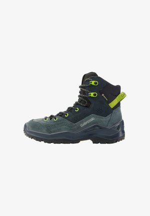 Dunkelgrauer und schwarzer Wanderstiefel mit neon-grünen Akzenten, robuster Sohle und "Lowa"-Markierung, für den Außeneinsatz mit Gore-Tex-Material entwickelt.