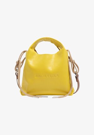 Bolso de mano de cuero suave amarillo con asa corta, correa de cuerda beige ajustable y nombre de la marca en relieve "BIMBA Y LOLA" en la parte delantera.
