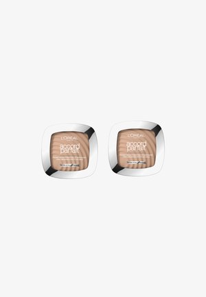 Deux compacts de poudre L'Oréal Accord Parfait avec des boîtiers carrés en métal argenté réfléchissant, contenant de la poudre beige à l'intérieur et étiquetés en plusieurs langues.