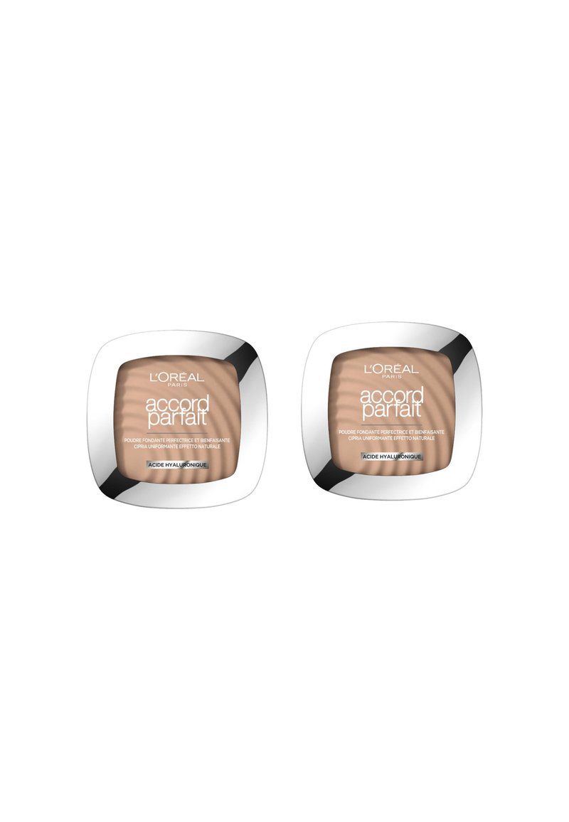 Deux compacts de poudre L'Oréal Accord Parfait avec des boîtiers carrés en métal argenté réfléchissant, contenant de la poudre beige à l'intérieur et étiquetés en plusieurs langues.