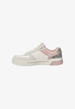 Weiße und rosa Sneaker mit strukturierten Akzenten, darunter graues Wildleder und Leopardenmuster an der Ferse. Verfügt über eine dicke Gummisohle und ein Schnürdesign.