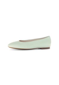 Bailarinas de cuero verde menta claro con punta redonda, diseño minimalista y suela plana, con una textura suave y sin adornos.