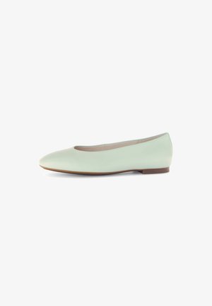 Helle mintgrüne Leder-Ballettschuhe mit runder Spitze, minimalistisches Design und flacher Sohle, mit glatter Textur und ohne Verzierungen.