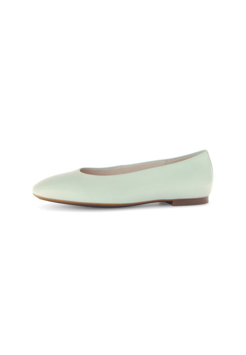 Bailarinas de cuero verde menta claro con punta redonda, diseño minimalista y suela plana, con una textura suave y sin adornos.