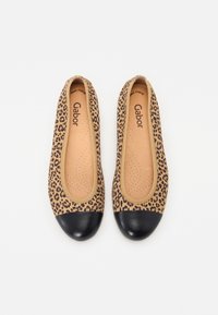 Ballerinaskor i leopardmönster med en brun och svart färgpalett, som har en svart lädertåhätta och en vadderad innersula för komfort.