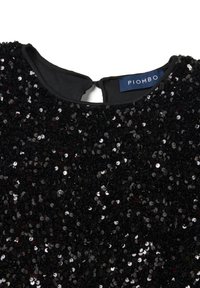 Tissu noir recouvert de paillettes noires brillantes avec un col rond et une petite fermeture à boucle au dos étiquetée "PIOMBO."