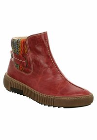 Stivaletto alla caviglia rosso in pelle con upper testurizzato, dettagli in maglia multicolore e suola in gomma con scanalature per una migliore aderenza.