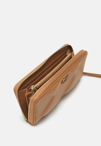 Calvin Klein LOCK QUILT WALLET - Piniginė - brown sugar