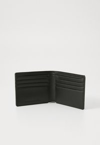 Portefeuille en cuir noir avec plusieurs emplacements pour cartes et une texture lisse. Présente un logo discret en relief à l'intérieur.