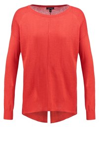Pull en tricot corail à manches longues avec col rond, poignets côtelés et détails texturés subtils sur les épaules et l'ourlet.