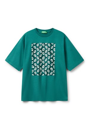 Tyrkysové bavlněné tričko s boxy střihem, s černobílým vzorem listů uprostřed. Krátké rukávy a kulatý výstřih.