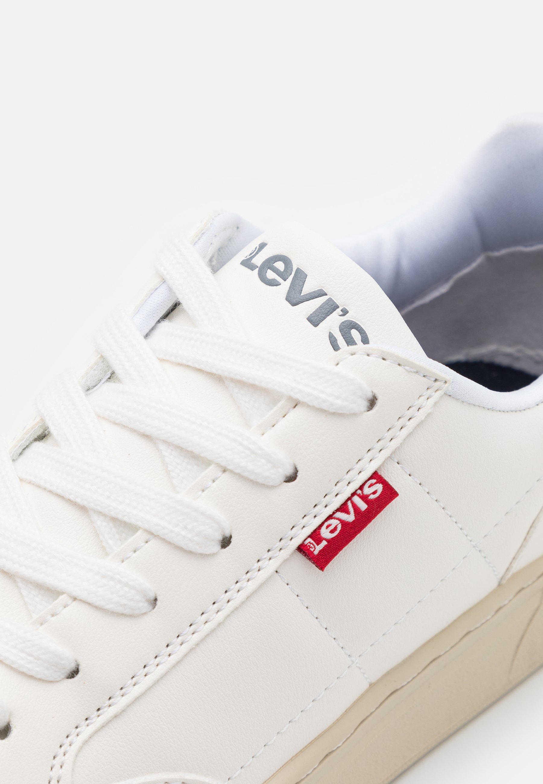 Levi's Fremont Unisex Trainers White/Light Grey, Size: 6, White - PU
