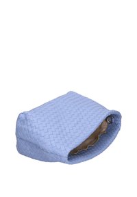Borsa a tracolla sintetica di colore azzurro chiaro, forma rettangolare, chiusura con zip, bordo scallopato, superficie testurizzata, fodera interna liscia.