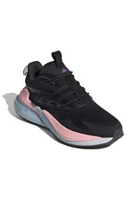 Svart atletisk sneaker med rosa och grå accenter, strukturerad tygövre, meshpaneler för andningsförmåga och en vadderad krage.