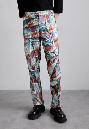 Bunte Karohosen mit blauen, roten und gelben Mustern, einer glatten Textur und einem geraden Bein Design. Kombiniert mit schwarzen Schuhen.