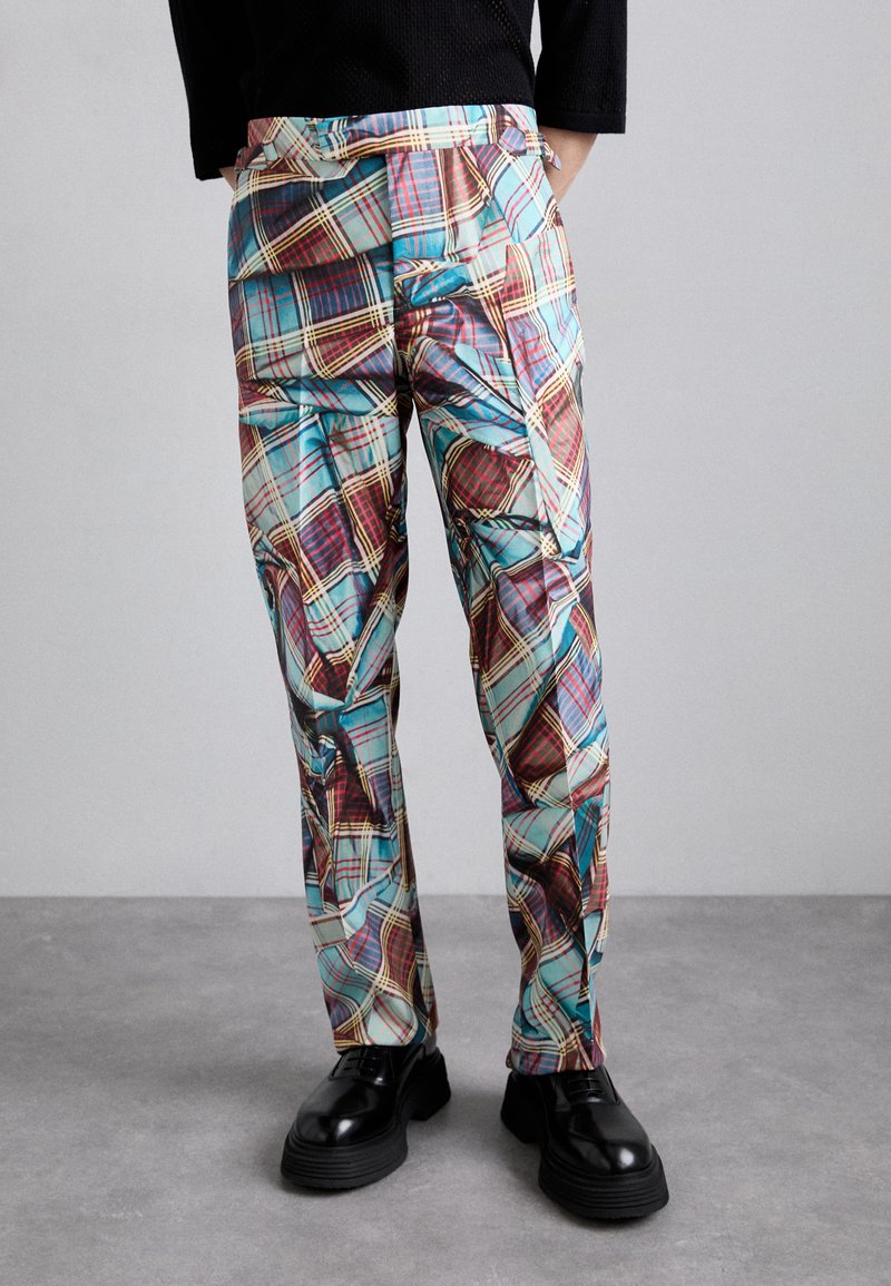 Bunte Karohosen mit blauen, roten und gelben Mustern, einer glatten Textur und einem geraden Bein Design. Kombiniert mit schwarzen Schuhen.