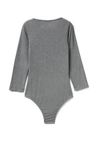 Szary bodysuit z długim rękawem, miękka tekstura prążkowana, okrągły dekolt, dopasowany fason, wycięcie typu thong, bez widocznych zapięć ani zdobień.
