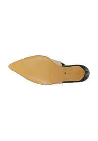 Scarpa con punta affusolata in pelle nera e suola sintetica nuda. Presenta una texture liscia e un piccolo taglio sul tallone. Taglia 38.