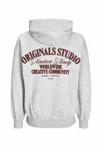 Sudadera gris con capucha ajustable, que presenta un gran texto en color burdeos en la parte posterior: "ORIGINALS STUDIO Diecinueve Noventa COMUNIDAD CREATIVA MUNDIAL."