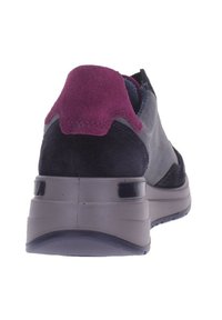 Sneaker con tomaia grigia, dettagli in suede nera e un tab in burgundy sul tallone. Suola in gomma spessa con finitura testurizzata e dettaglio di ammortizzazione sul tallone.