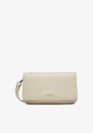 Beżowa skórzana kopertówka na nadgarstek o ziarnistej fakturze, złote logo LASOCKI i odpinany pasek na białym tle.