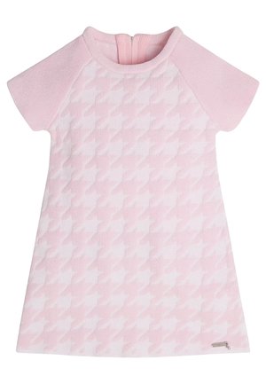 Vestido rosa con patrón de pata de gallo, fabricado con tejido de punto texturizado. Presenta mangas raglán cortas y cierre con cremallera en la espalda.