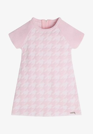 Vestido rosa con patrón de pata de gallo, fabricado con tejido de punto texturizado. Presenta mangas raglán cortas y cierre con cremallera en la espalda.