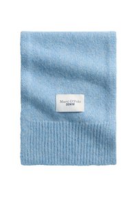 Jasnoniebieski dziergany szalik o prążkowanej fakturze, z białą etykietą z napisem "Marc O'Polo DENIM." Miękki i gładki materiał.