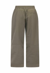 Lockere olivgrüne Hose mit elastischem Bund und einer einzelnen Gesäßtasche, von hinten gezeigt.