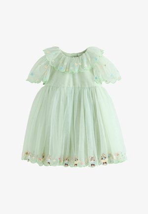 Rochie verde deschis pentru copii, cu mâneci bufante transparente, guler cu volane și șoricei și flori brodate de-a lungul tivului și mânecilor.