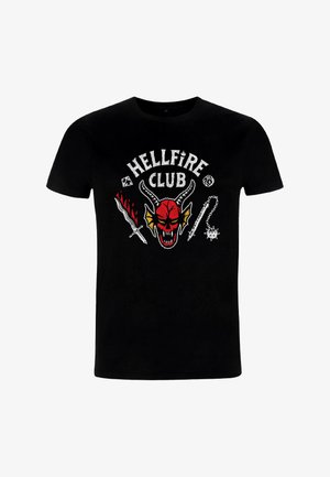 Czarny bawełniany t-shirt z napisem „HELLFIRE CLUB”. Grafika przedstawia czerwoną, rogatą czaszkę z bronią: nożem, łańcuchem i kostkami do gry.