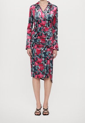 Sukienka midi z długim rękawem i kołnierzykiem, z różowym, szarym i czarnym abstrakcyjnym kwiatowym wzorem, noszona z czarnymi sandałami na obcasie z paskami.