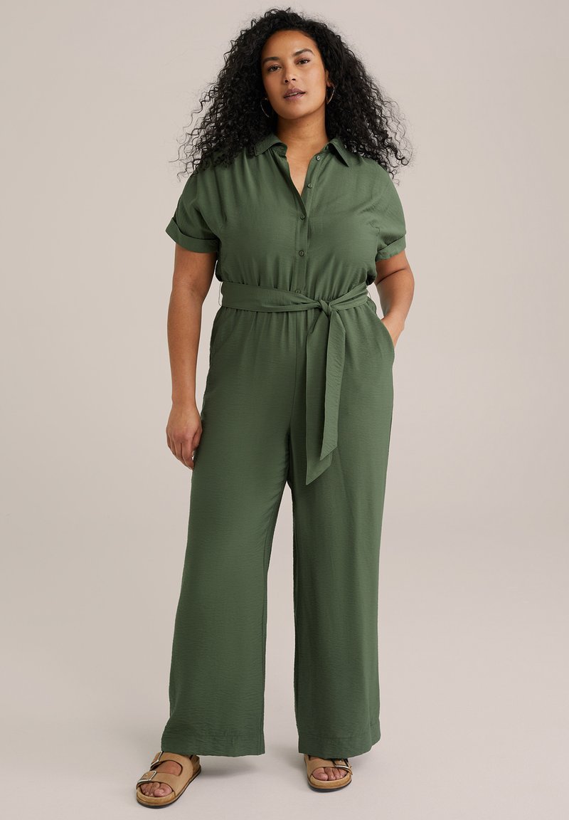 Zeleni kombinezon kratkih rukava s dugmetima sprijeda i vezanjem u struku. Ima široku nogavicu i mekani, teksturirani materijal.