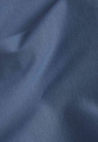 Donkerblauwe stof met een gladde textuur, met een subtiele glans en minimale kreuken, geschikt voor verschillende textieltoepassingen.