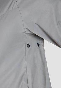 MOROTAI Vindjacka - silver