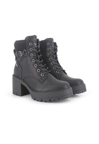 Botines negros hasta el tobillo con un tacón robusto, hechos de cuero con un cuello de punto texturizado. Presentan cordones, ojetes de metal y una hebilla lateral.