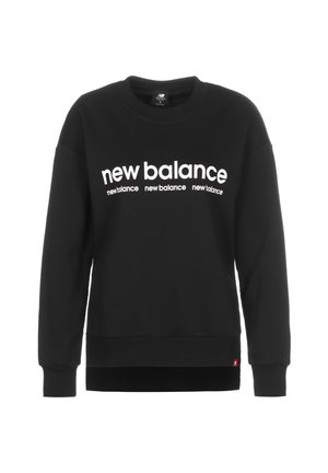 Sort langærmet sweatshirt med hvid "new balance" tekst gentaget tre gange over brystet i forskellige størrelser og stilarter.