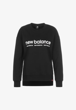 Czarna bluza z długim rękawem z białym napisem „new balance” powtórzonym trzy razy na klatce piersiowej w różnych rozmiarach i stylach.