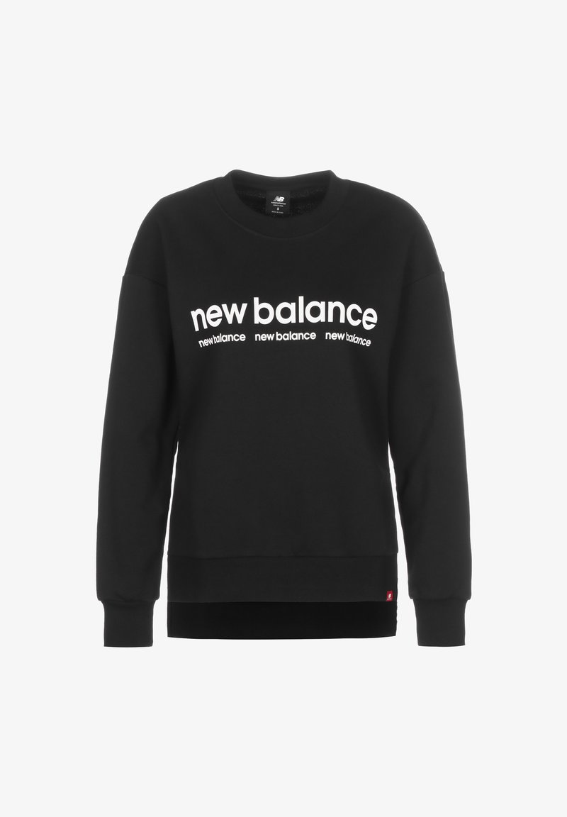 Sweat-shirt noir à manches longues avec le texte blanc « new balance » répété trois fois sur la poitrine en tailles et styles variés.