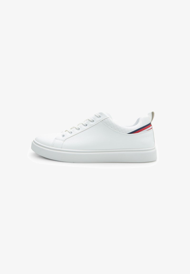 Valge nahast sneaker, millel on ümar nina, sidumisdisain, tekstureeritud võrguaktsendid ja peened punased ja sinised triibud kandadel.