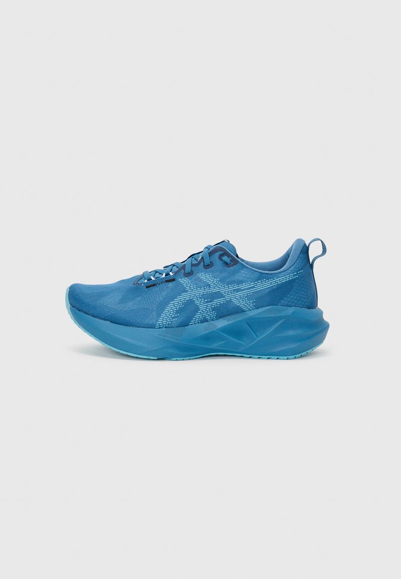 Baskets de sport bleues avec tige en maille, détails texturés et semelle intermédiaire épaisse. Caractéristiques d'un bout arrondi et de lacets pour un maintien sécurisé.