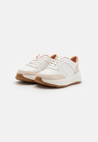 Hvite lær sneakers med beige semskede detaljer, rund tå, snøring foran, polstret krage og en teksturert gummisåle.