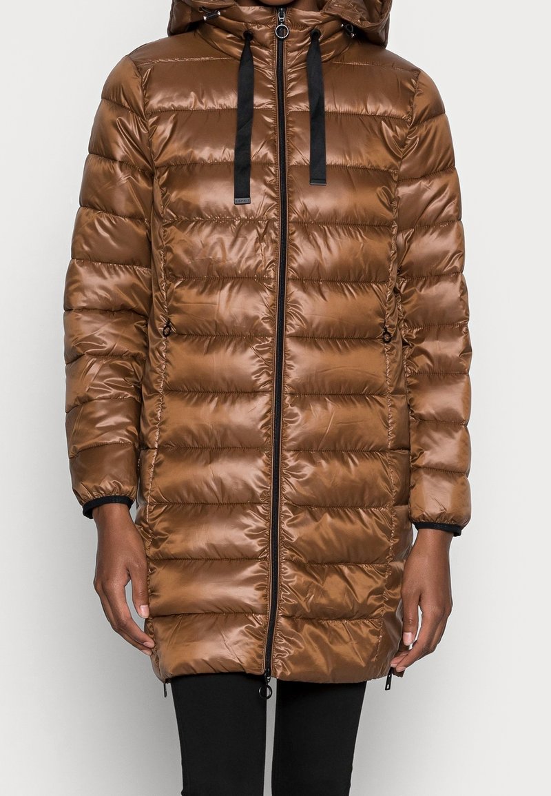 Ruskea puhallettava takki, jossa on kiiltävä pinta, huppu, vetoketjukiinnitys ja mustat nyörit. Sisältää elastiset hihansuut ja pystysuoran tikatun kuvion.