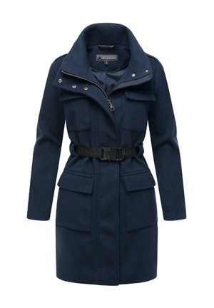 Marineblå frakke med struktureret stof, lynlås foran, høj krave og forlommer. Har en bælte i taljen og logoaccent på ærmet.