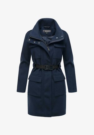 Tamsiai mėlynas paltas iš tekstūruotos medžiagos, su užtrauktuku priekyje, aukštu apykakle ir priekinių kišenių. Sukurtas su diržu liemeniui ir logotipo akcentu ant rankovės.