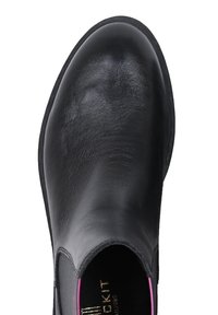 Botte cheville en cuir noir avec une finition lisse et un bout arrondi. Dispose de panneaux latéraux élastiques et d'une doublure rose contrastante à l'intérieur.