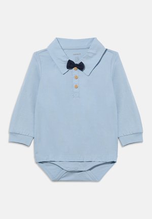 Body bébé manches longues bleu clair avec col, trois boutons en bois et petit nœud papillon bleu marine au niveau du col.