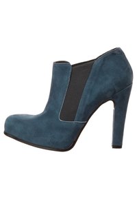 Sininen mokkanahkainen nilkkuri, jossa on korkea korko, sivu elastiset paneelit, pyöristetty kärki ja tyylikäs muotoilu. Tasainen, sileä pinta ympäriinsä.